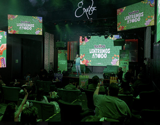 ¿Te imaginas ir a un plan improvisado y terminar haciendo stand-up? Así se vive el #LentramosATodo de Tostitos